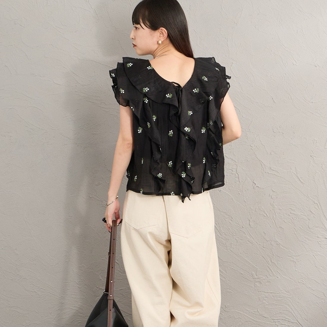 nenom [ネノム] 花柄刺繍 フリルシャツブラウス [NE26322003] 09 BLACK &&モデル身長：150cm 着用サイズ：F&&