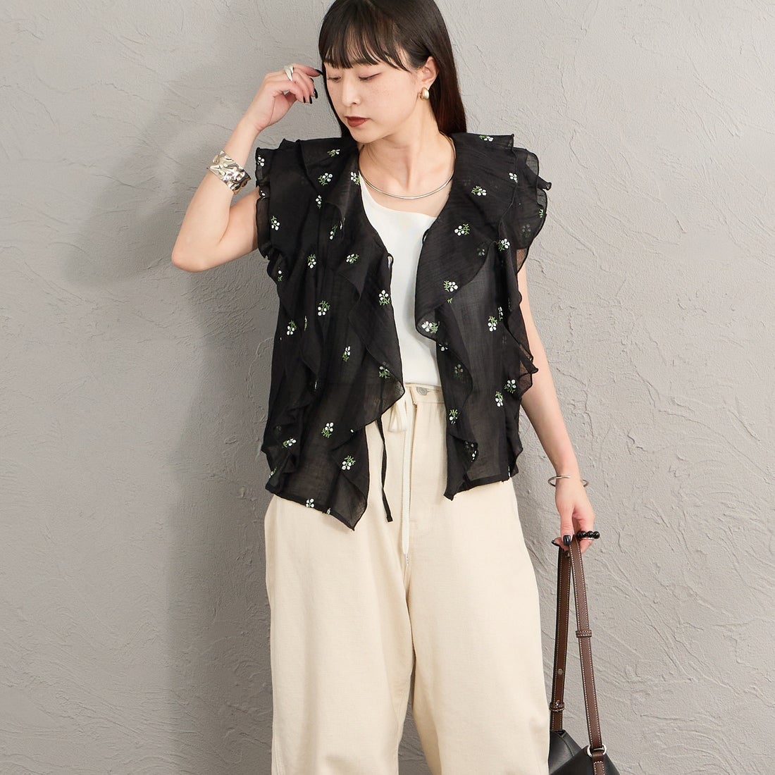 nenom [ネノム] 花柄刺繍 フリルシャツブラウス [NE26322003] 09 BLACK &&モデル身長：150cm 着用サイズ：F&&