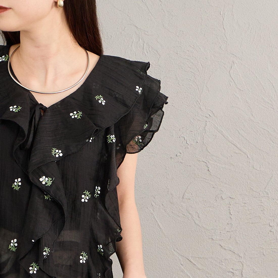nenom [ネノム] 花柄刺繍 フリルシャツブラウス [NE26322003] 09 BLACK &&モデル身長：150cm 着用サイズ：F&&