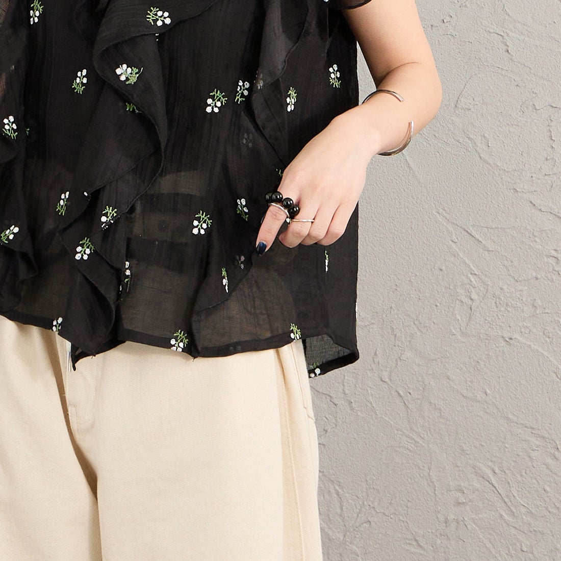 nenom [ネノム] 花柄刺繍 フリルシャツブラウス [NE26322003] 09 BLACK &&モデル身長：150cm 着用サイズ：F&&