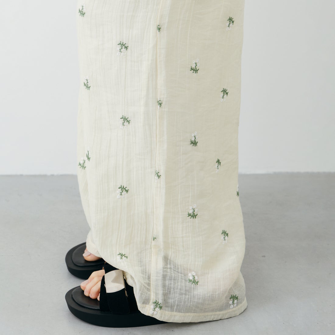 nenom [ネノム] 花柄刺繍 ワイドパンツ [NE26312020] 02 OFF