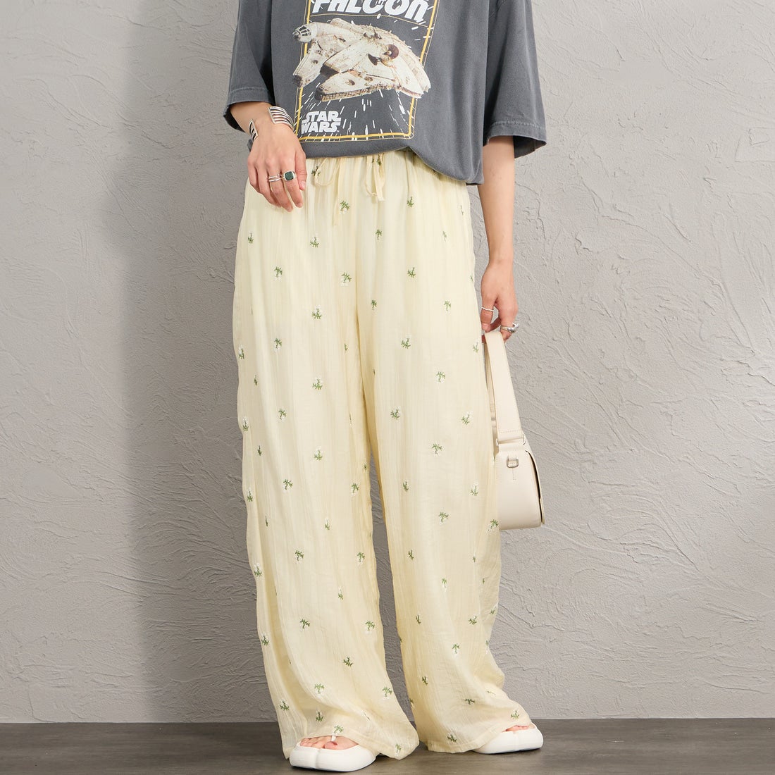 nenom [ネノム] 花柄刺繍 ワイドパンツ [NE26312020] 02 OFF &&モデル身長：158cm 着用サイズ：F&&
