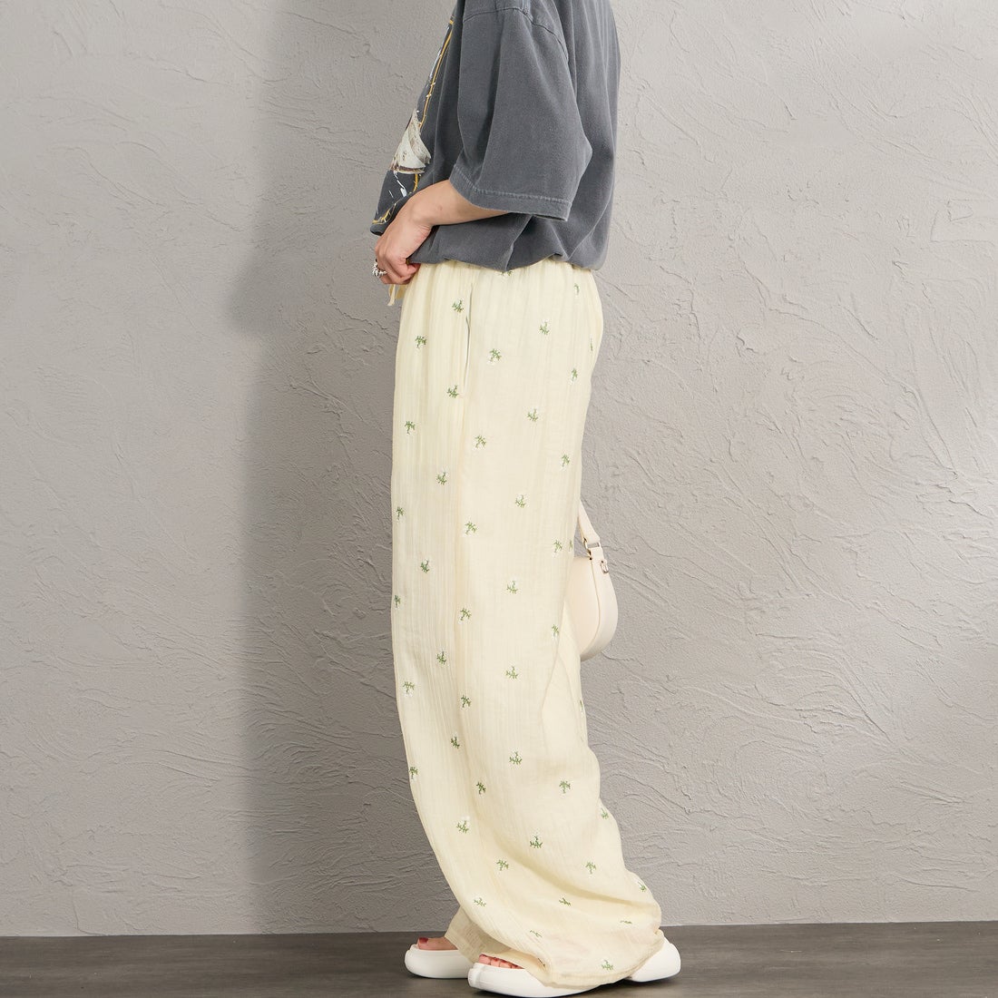 nenom [ネノム] 花柄刺繍 ワイドパンツ [NE26312020] 02 OFF &&モデル身長：158cm 着用サイズ：F&&