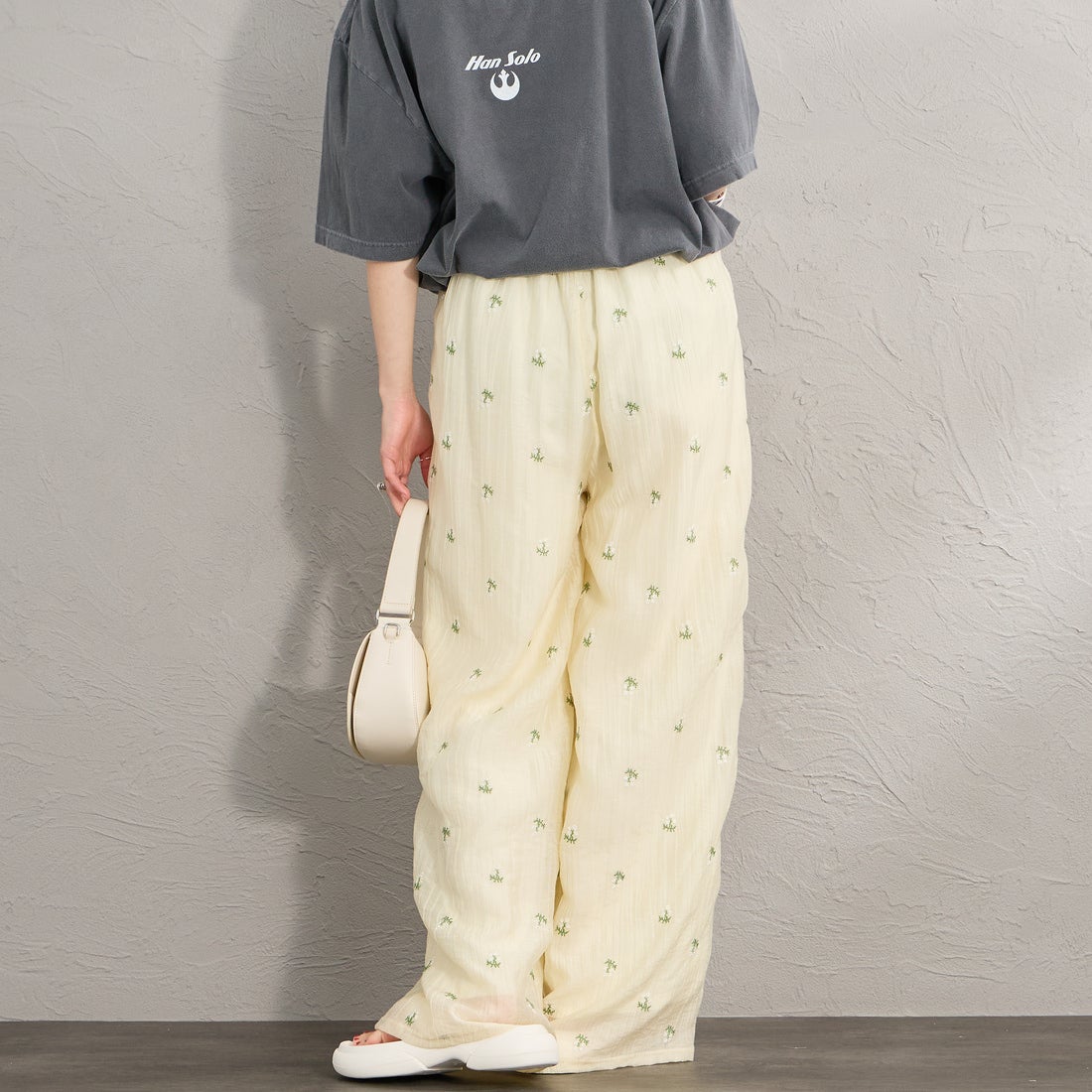 nenom [ネノム] 花柄刺繍 ワイドパンツ [NE26312020] 02 OFF &&モデル身長：158cm 着用サイズ：F&&