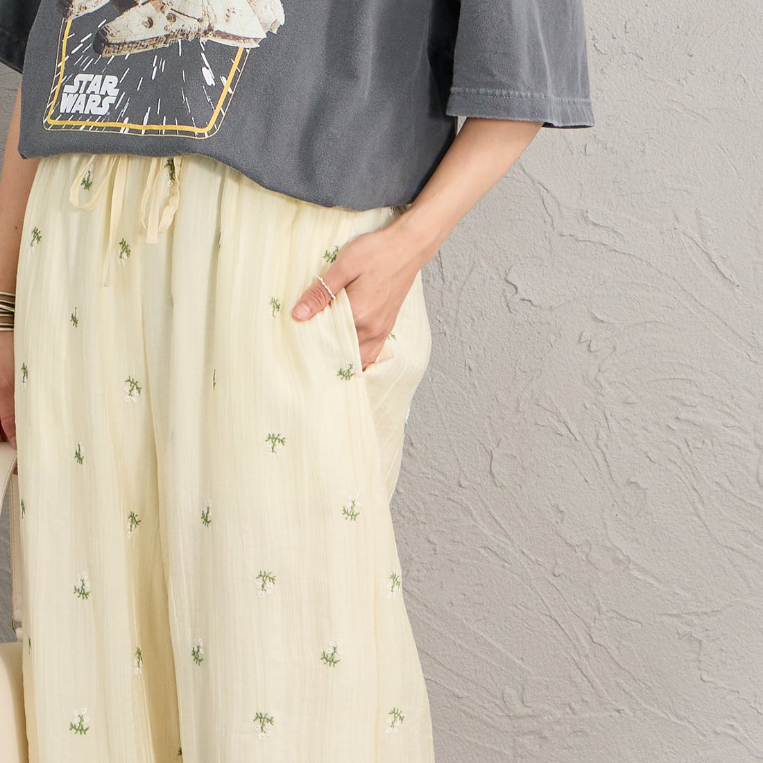 nenom [ネノム] 花柄刺繍 ワイドパンツ [NE26312020] 02 OFF &&モデル身長：158cm 着用サイズ：F&&