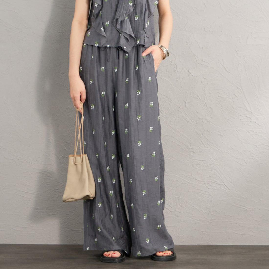 nenom [ネノム] 花柄刺繍 ワイドパンツ [NE26312020] 08 CHARCOA &&モデル身長：162cm 着用サイズ：F&&