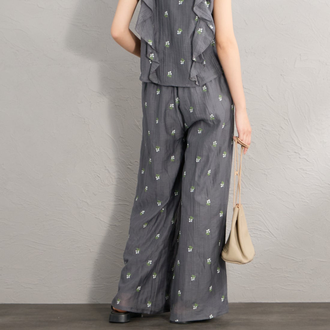 nenom [ネノム] 花柄刺繍 ワイドパンツ [NE26312020] 08 CHARCOA &&モデル身長：162cm 着用サイズ：F&&