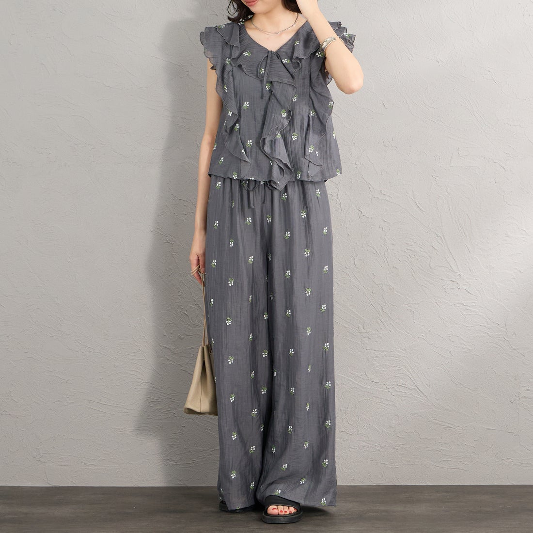 nenom [ネノム] 花柄刺繍 ワイドパンツ [NE26312020] 08 CHARCOA &&モデル身長：162cm 着用サイズ：F&&