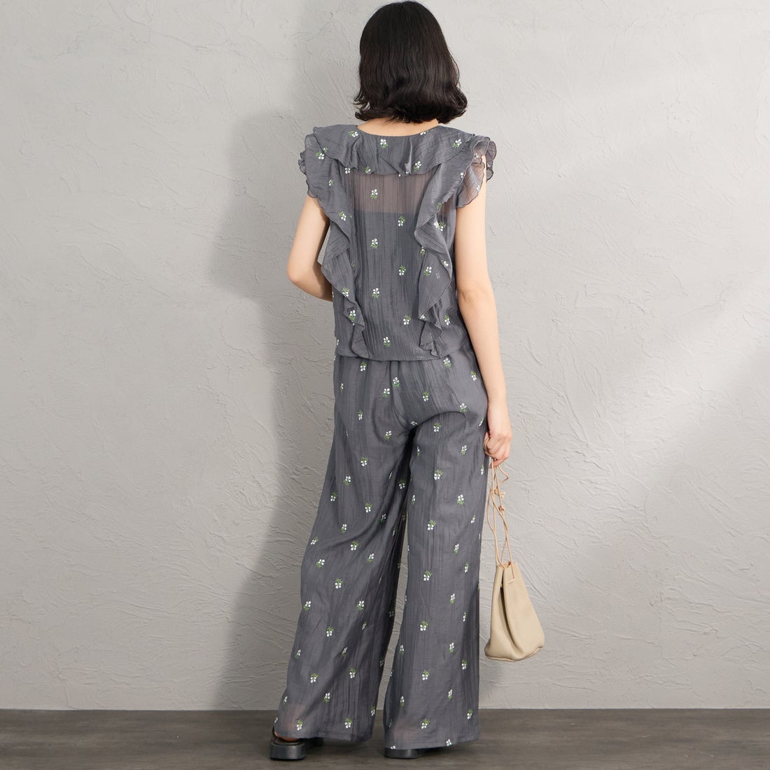 nenom [ネノム] 花柄刺繍 ワイドパンツ [NE26312020] 08 CHARCOA &&モデル身長：162cm 着用サイズ：F&&
