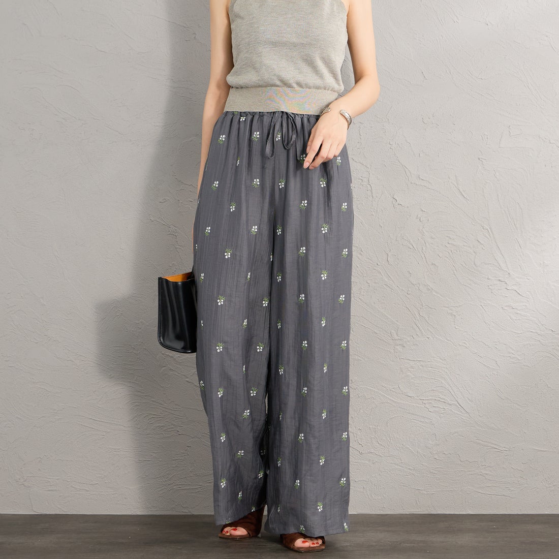 nenom [ネノム] 花柄刺繍 ワイドパンツ [NE26312020] 08 CHARCOA &&モデル身長：162cm 着用サイズ：F&&