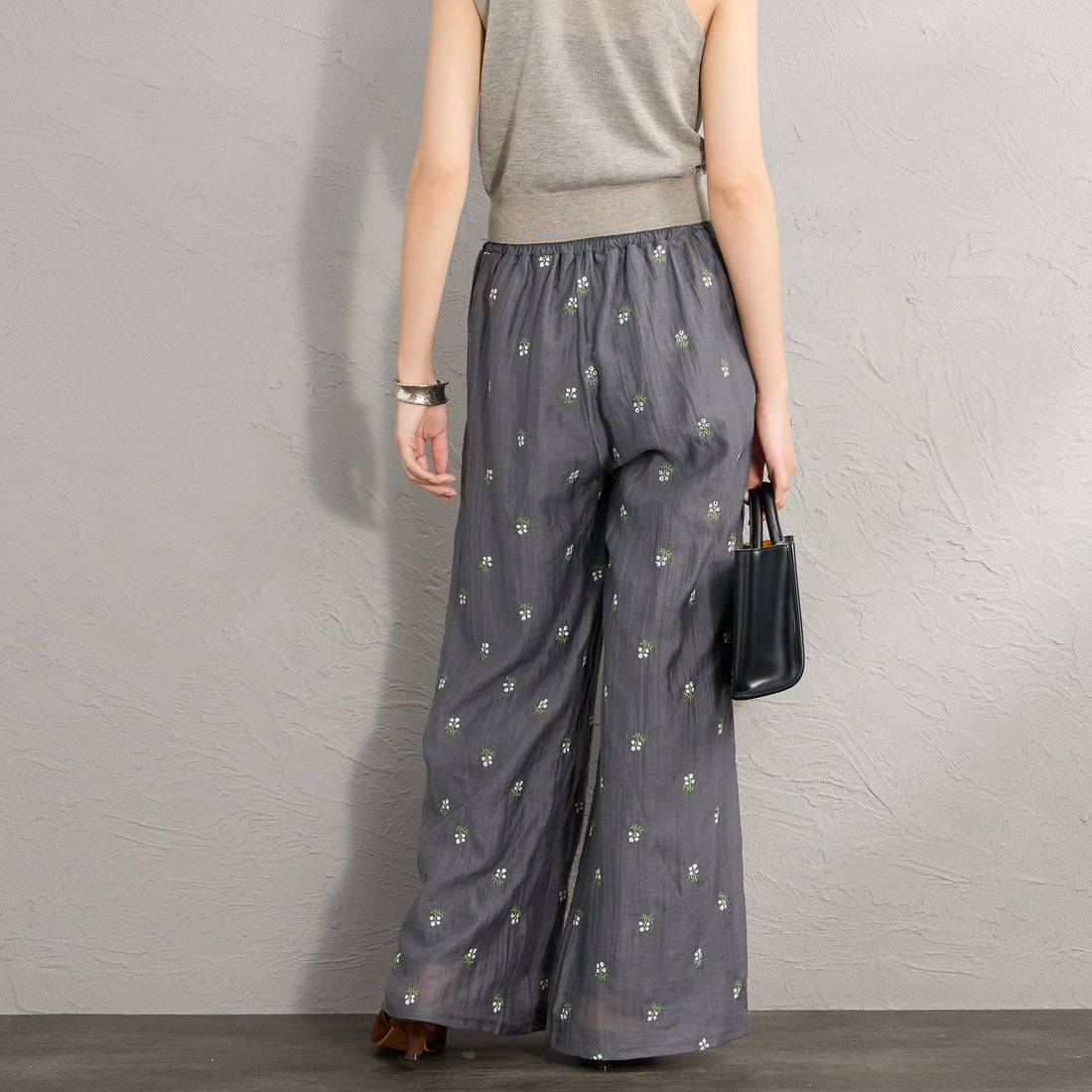 nenom [ネノム] 花柄刺繍 ワイドパンツ [NE26312020] 08 CHARCOA &&モデル身長：162cm 着用サイズ：F&&