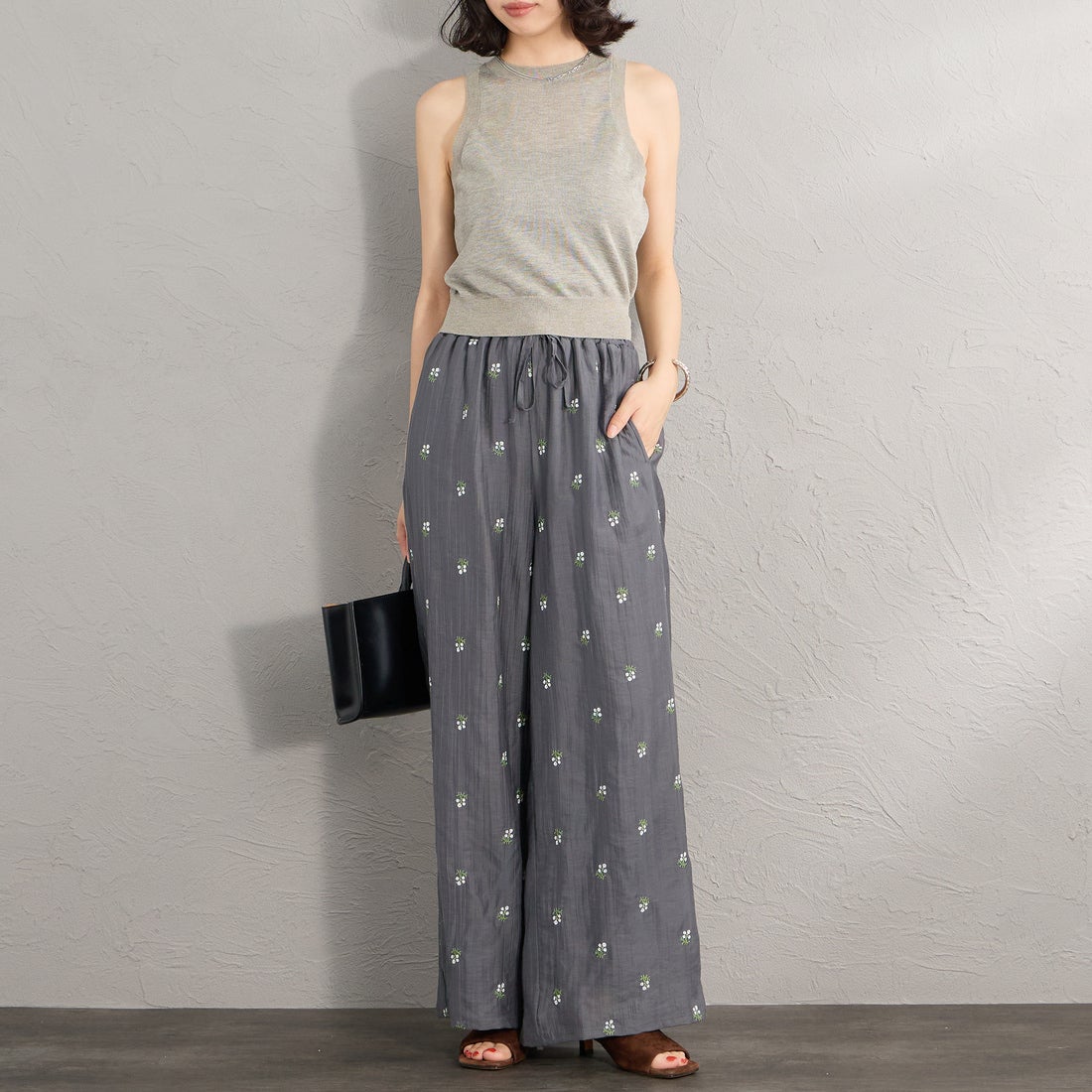 nenom [ネノム] 花柄刺繍 ワイドパンツ [NE26312020] 08 CHARCOA &&モデル身長：162cm 着用サイズ：F&&