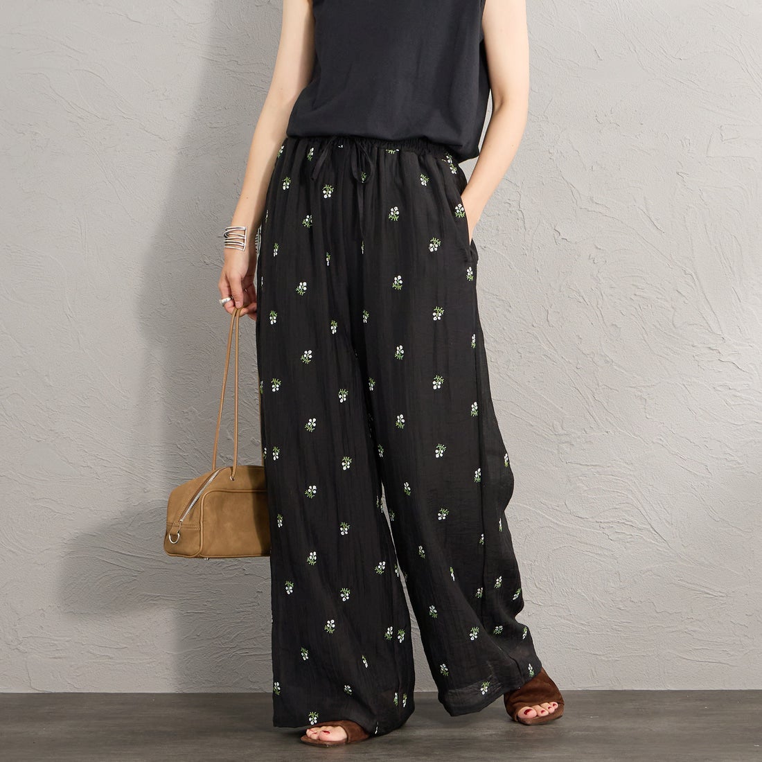 nenom [ネノム] 花柄刺繍 ワイドパンツ [NE26312020] 09 BLACK &&モデル身長：158cm 着用サイズ：F&&