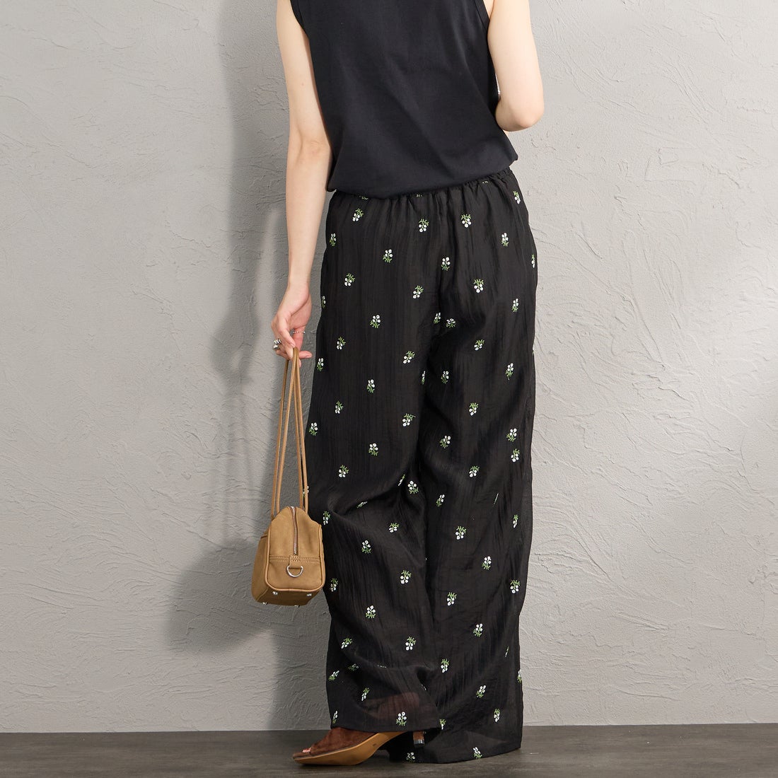 nenom [ネノム] 花柄刺繍 ワイドパンツ [NE26312020] 09 BLACK &&モデル身長：158cm 着用サイズ：F&&