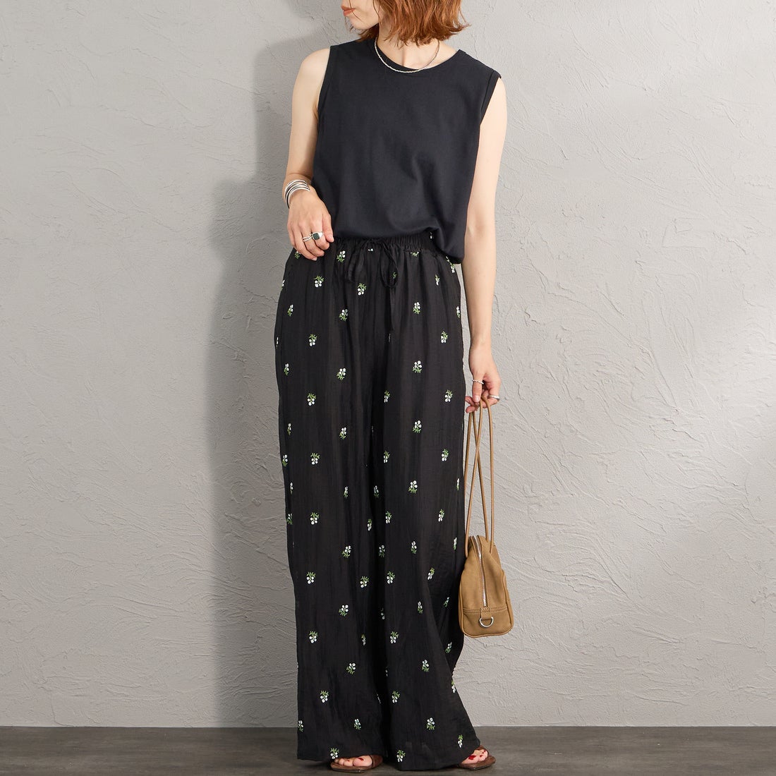 nenom [ネノム] 花柄刺繍 ワイドパンツ [NE26312020] 09 BLACK &&モデル身長：158cm 着用サイズ：F&&
