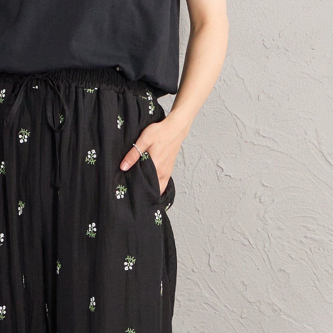 nenom [ネノム] 花柄刺繍 ワイドパンツ [NE26312020] 09 BLACK &&モデル身長：158cm 着用サイズ：F&&