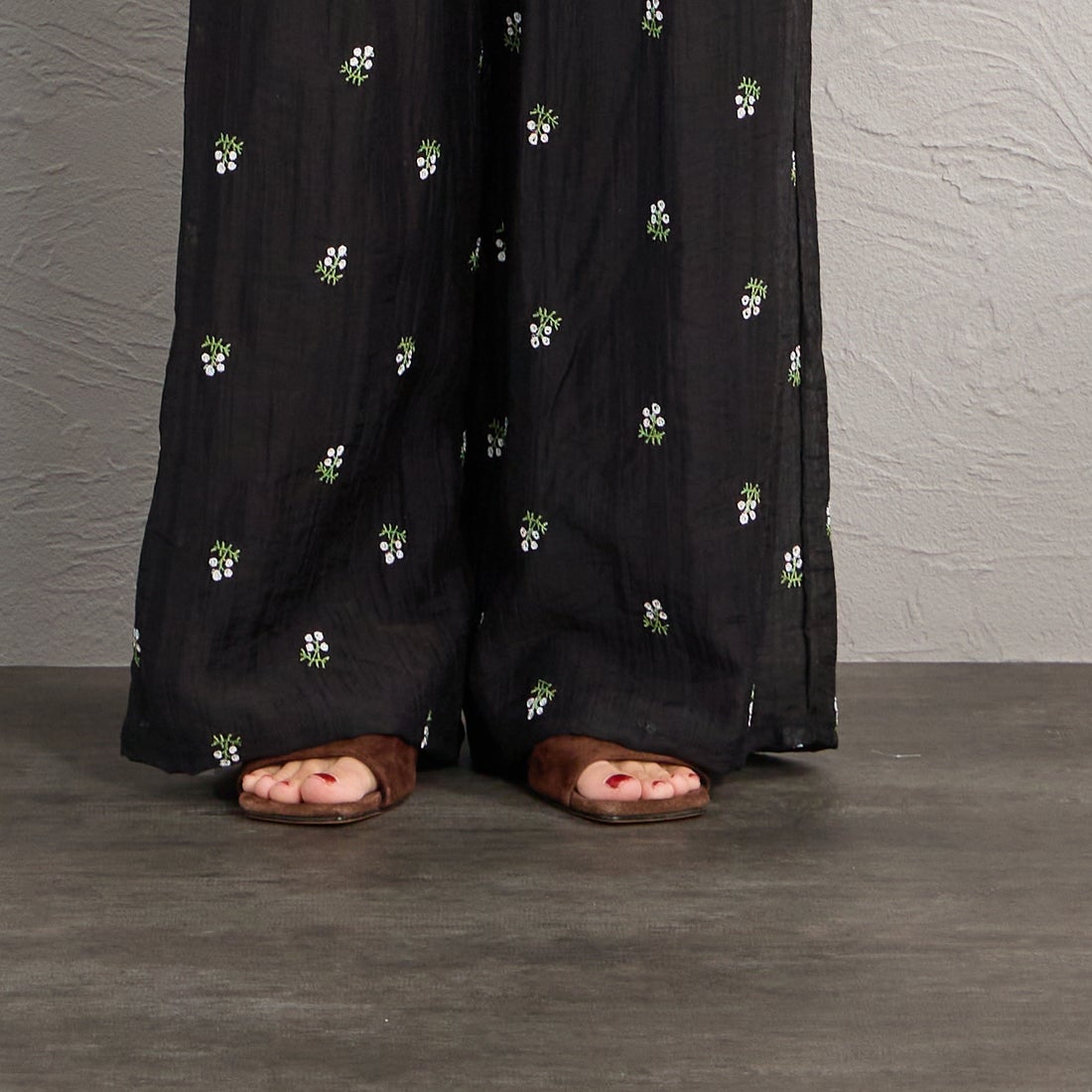 nenom [ネノム] 花柄刺繍 ワイドパンツ [NE26312020] 09 BLACK &&モデル身長：158cm 着用サイズ：F&&