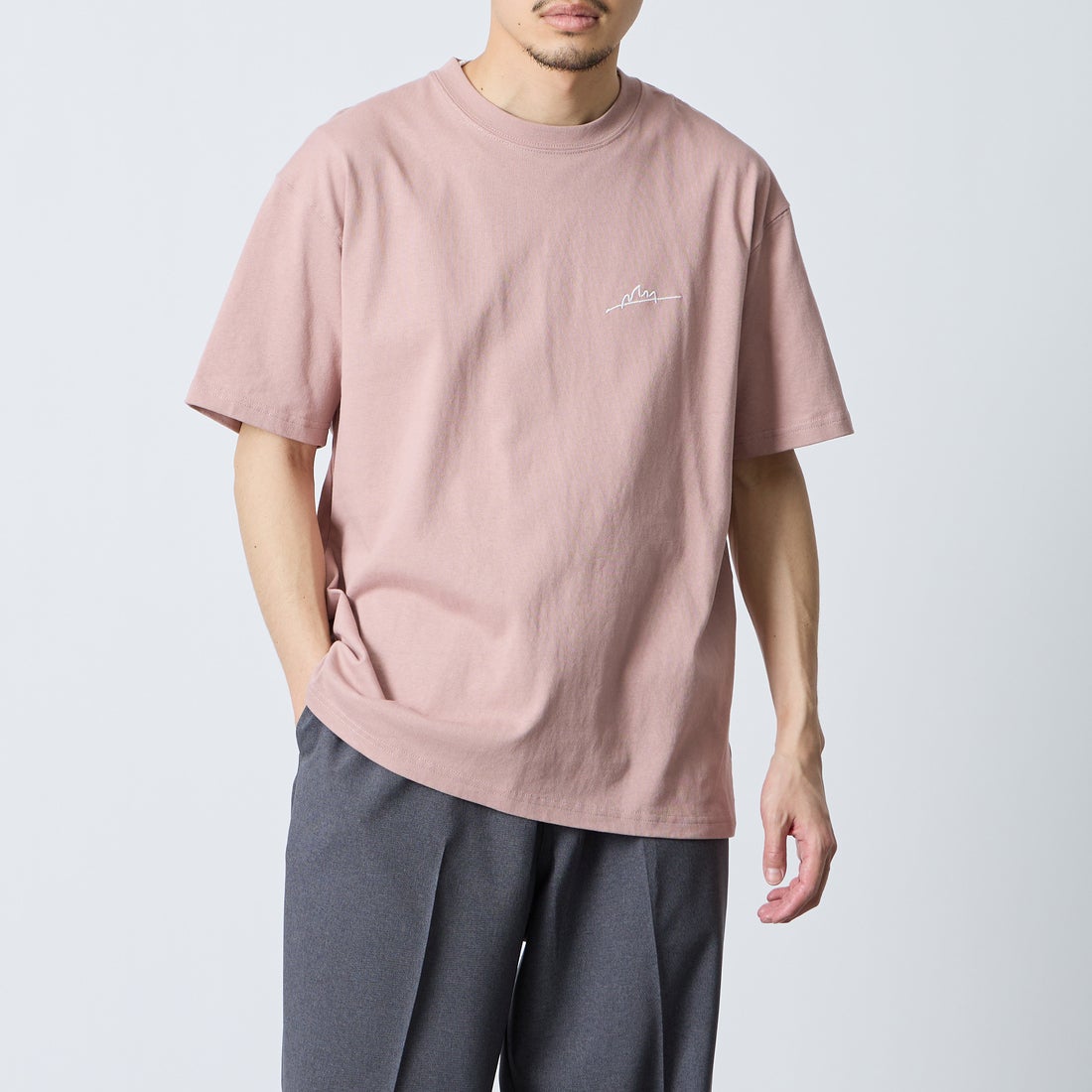 MANHATTAN PORTAGE [マンハッタンポーテージ] 別注 手描き風ロゴ バックプリントTシャツ [26SSMP-IN79-JF] PINK &&モデル身長：168cm 着用サイズ：M&&