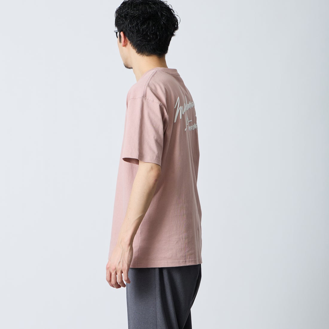 MANHATTAN PORTAGE [マンハッタンポーテージ] 別注 手描き風ロゴ バックプリントTシャツ [26SSMP-IN79-JF] PINK &&モデル身長：168cm 着用サイズ：M&&