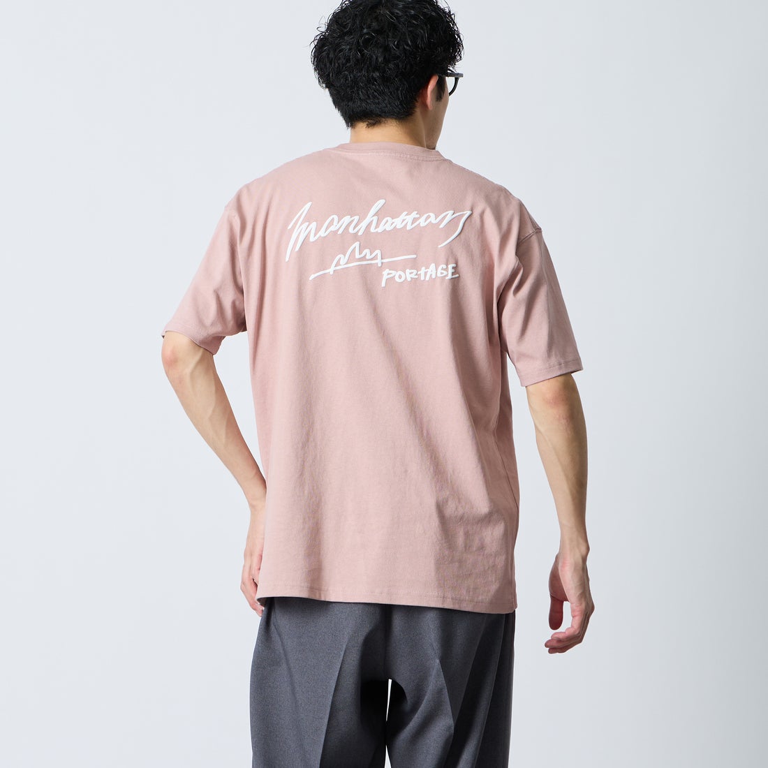 MANHATTAN PORTAGE [マンハッタンポーテージ] 別注 手描き風ロゴ バックプリントTシャツ [26SSMP-IN79-JF] PINK &&モデル身長：168cm 着用サイズ：M&&