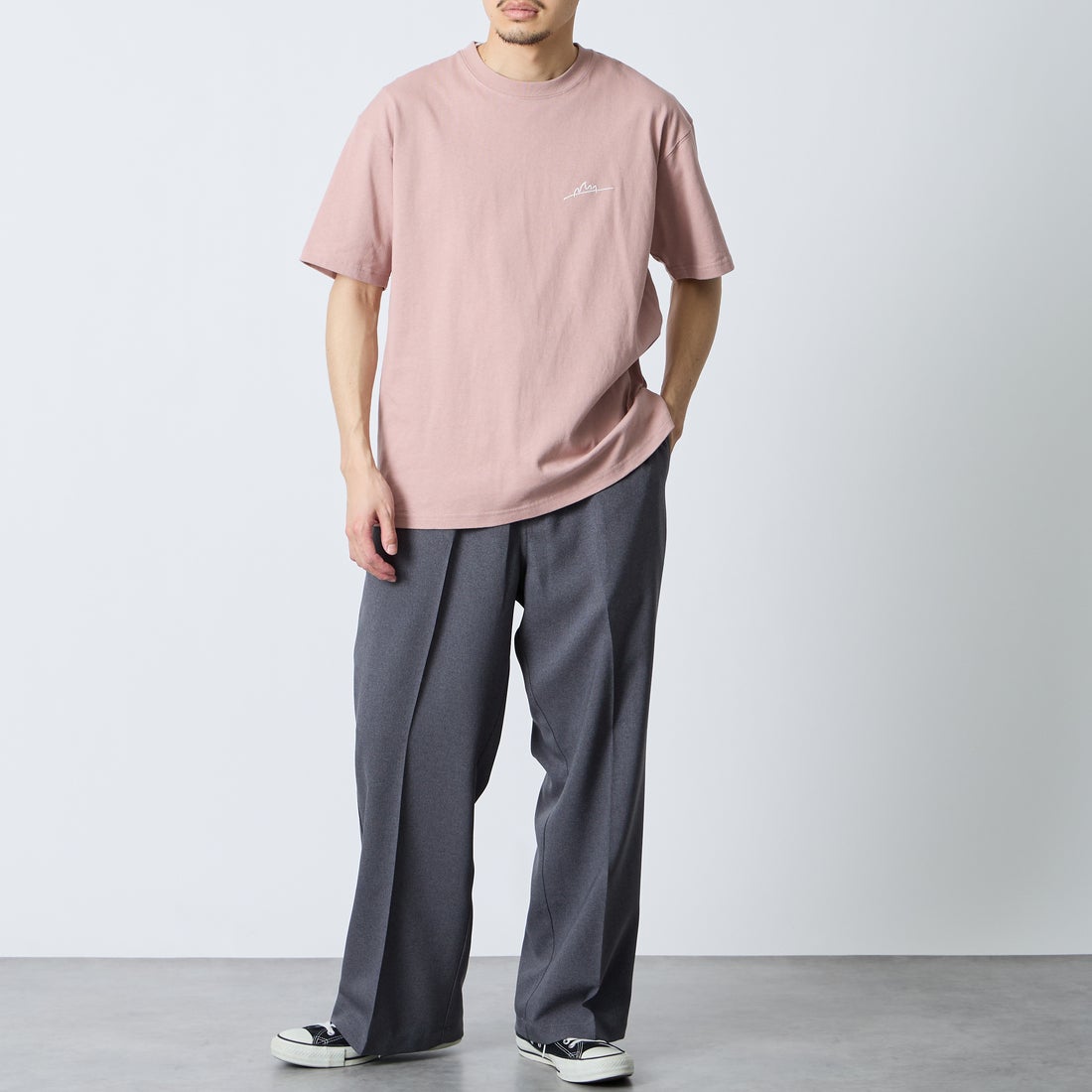 MANHATTAN PORTAGE [マンハッタンポーテージ] 別注 手描き風ロゴ バックプリントTシャツ [26SSMP-IN79-JF] PINK &&モデル身長：168cm 着用サイズ：M&& PORTAGE [マンハッタンポーテージ] 別注 手描き風ロゴ バックプリントTシャツ [26SSMP-IN79-JF] PINK
