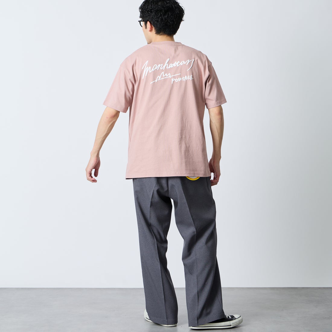 MANHATTAN PORTAGE [マンハッタンポーテージ] 別注 手描き風ロゴ バックプリントTシャツ [26SSMP-IN79-JF] PINK &&モデル身長：168cm 着用サイズ：M&&
