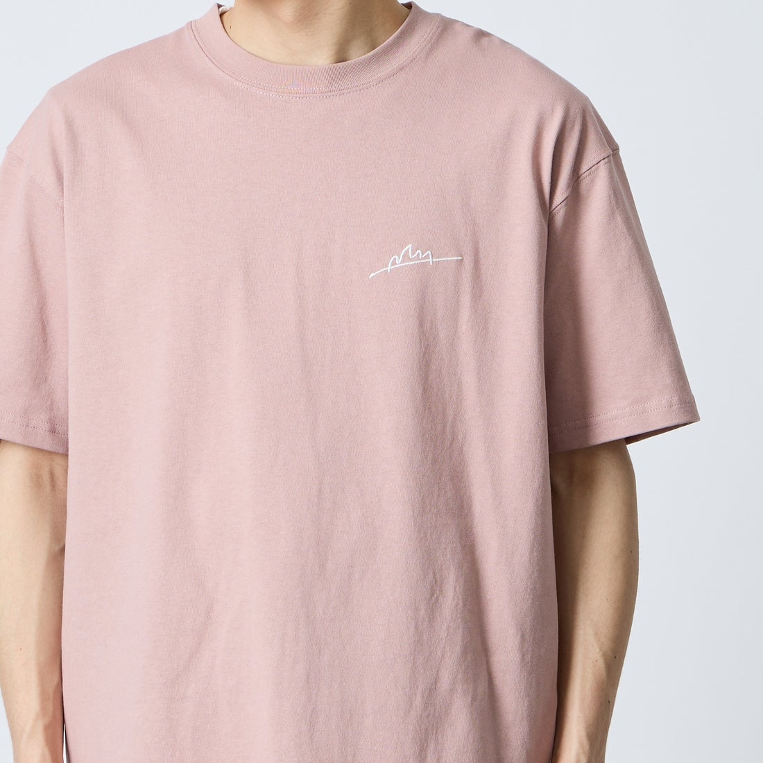 MANHATTAN PORTAGE [マンハッタンポーテージ] 別注 手描き風ロゴ バックプリントTシャツ [26SSMP-IN79-JF] PINK &&モデル身長：168cm 着用サイズ：M&&