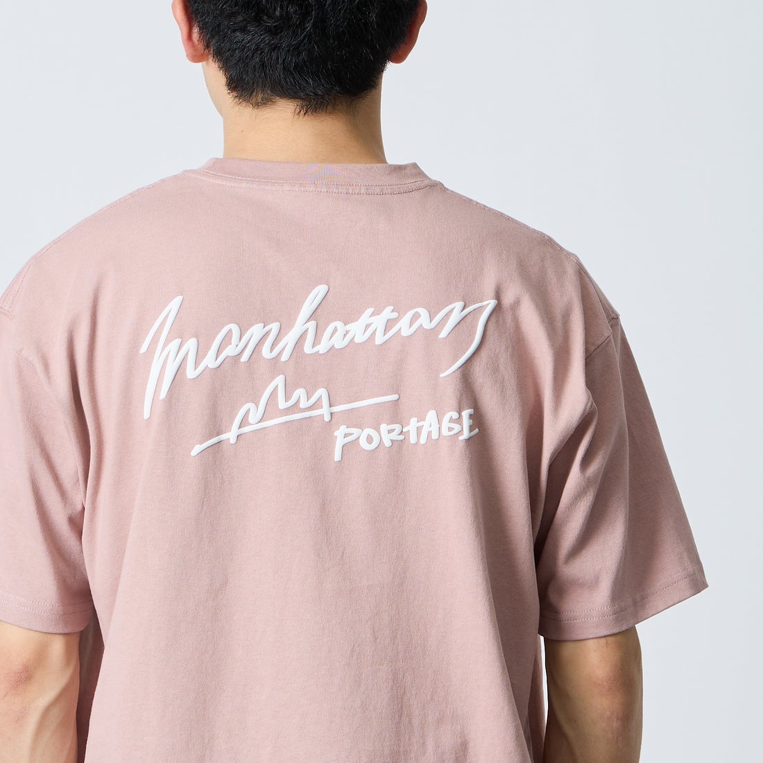 MANHATTAN PORTAGE [マンハッタンポーテージ] 別注 手描き風ロゴ バックプリントTシャツ [26SSMP-IN79-JF] PINK &&モデル身長：168cm 着用サイズ：M&&