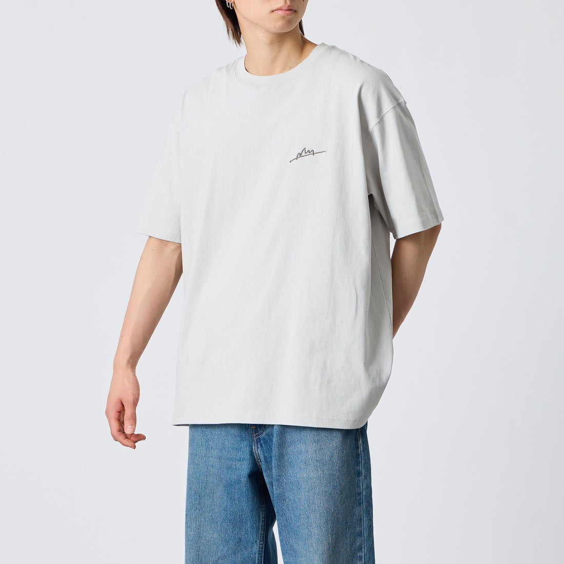 MANHATTAN PORTAGE [マンハッタンポーテージ] 別注 手描き風ロゴ バックプリントTシャツ [26SSMP-IN79-JF] L.GRAY &&モデル身長：177cm 着用サイズ：XL&&
