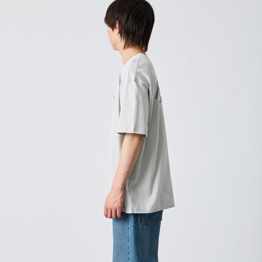 MANHATTAN PORTAGE [マンハッタンポーテージ] 別注 手描き風ロゴ バックプリントTシャツ [26SSMP-IN79-JF] L.GRAY &&モデル身長：177cm 着用サイズ：XL&&