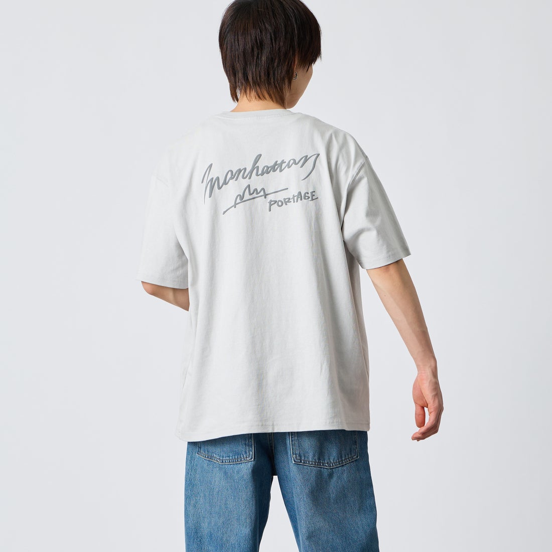 MANHATTAN PORTAGE [マンハッタンポーテージ] 別注 手描き風ロゴ バックプリントTシャツ [26SSMP-IN79-JF] L.GRAY &&モデル身長：177cm 着用サイズ：XL&&