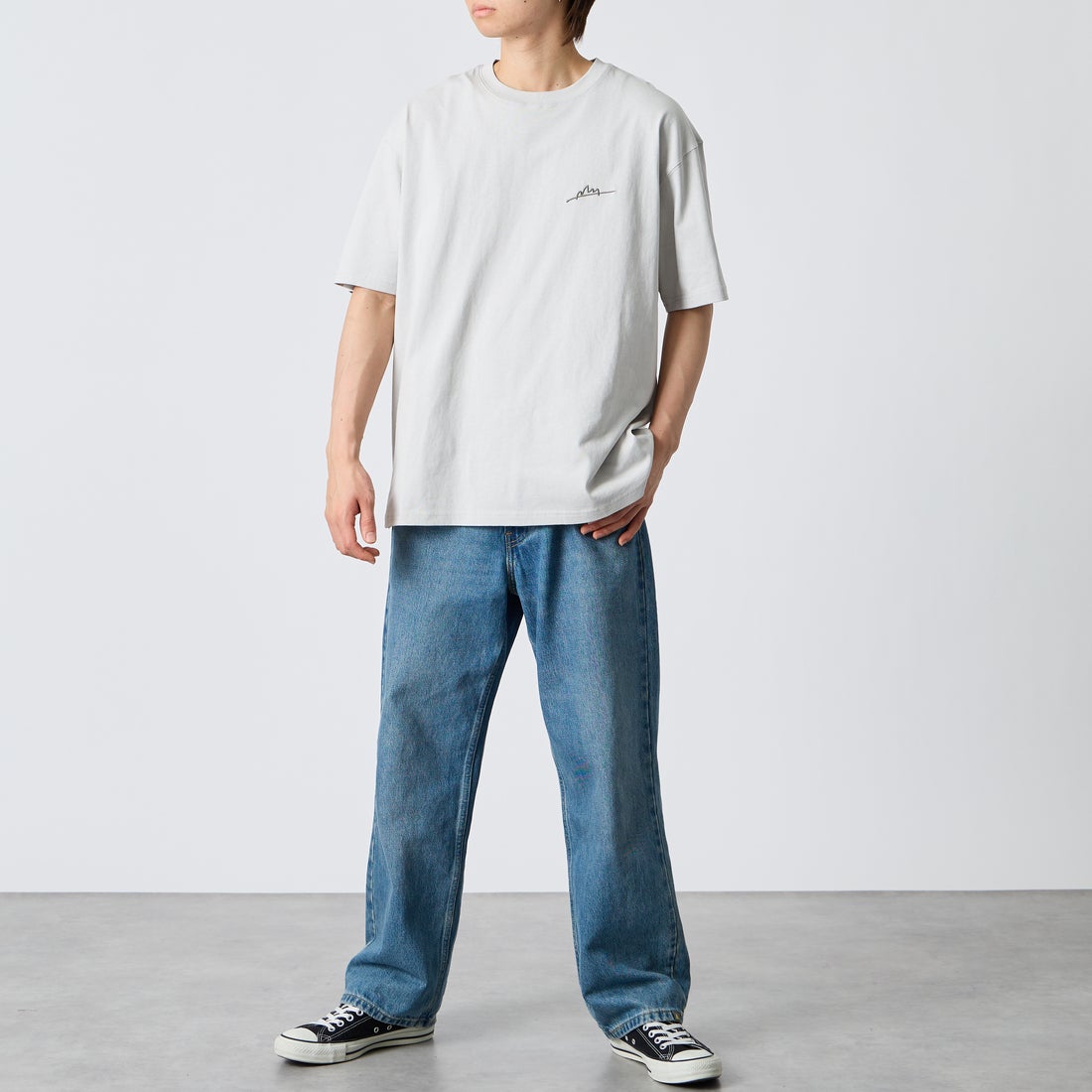 MANHATTAN PORTAGE [マンハッタンポーテージ] 別注 手描き風ロゴ バックプリントTシャツ [26SSMP-IN79-JF] L.GRAY &&モデル身長：177cm 着用サイズ：XL&&