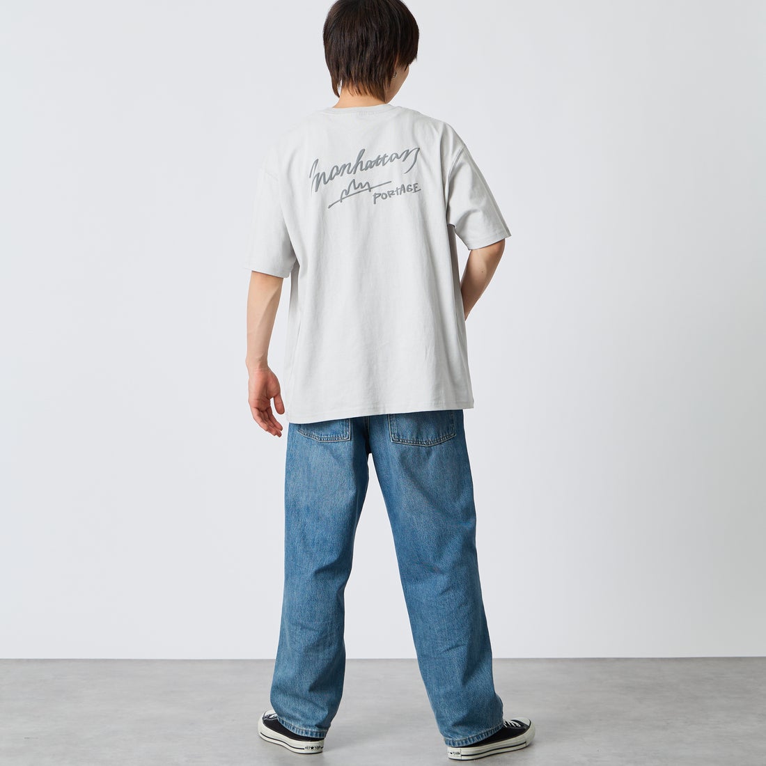 MANHATTAN PORTAGE [マンハッタンポーテージ] 別注 手描き風ロゴ バックプリントTシャツ [26SSMP-IN79-JF] L.GRAY &&モデル身長：177cm 着用サイズ：XL&&