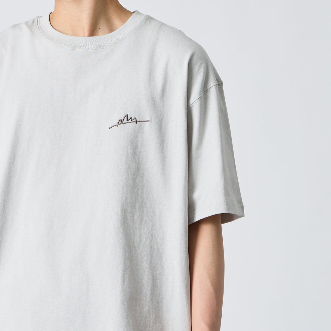 MANHATTAN PORTAGE [マンハッタンポーテージ] 別注 手描き風ロゴ バックプリントTシャツ [26SSMP-IN79-JF] L.GRAY &&モデル身長：177cm 着用サイズ：XL&&