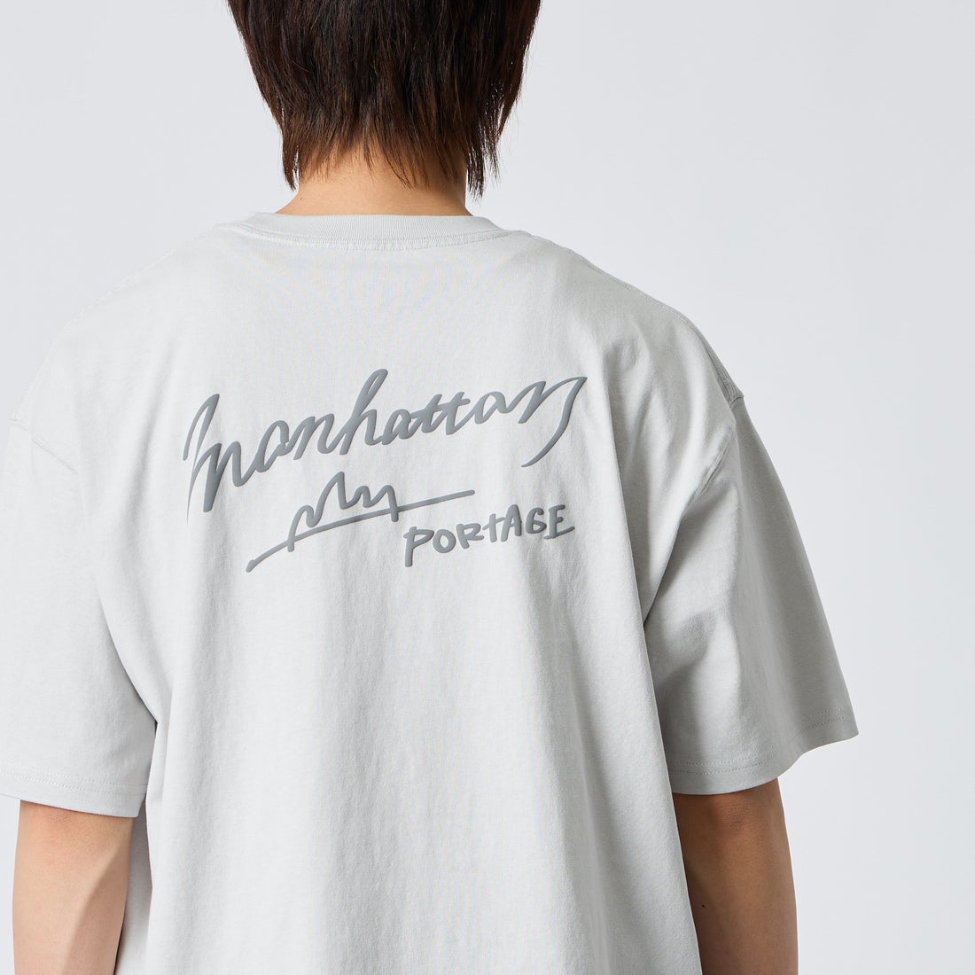 MANHATTAN PORTAGE [マンハッタンポーテージ] 別注 手描き風ロゴ バックプリントTシャツ [26SSMP-IN79-JF] L.GRAY &&モデル身長：177cm 着用サイズ：XL&&
