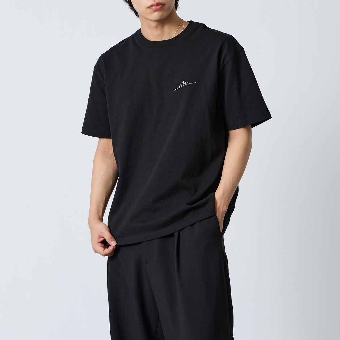 MANHATTAN PORTAGE [マンハッタンポーテージ] 別注 手描き風ロゴ バックプリントTシャツ [26SSMP-IN79-JF] BLACK &&モデル身長：179cm 着用サイズ：L&&