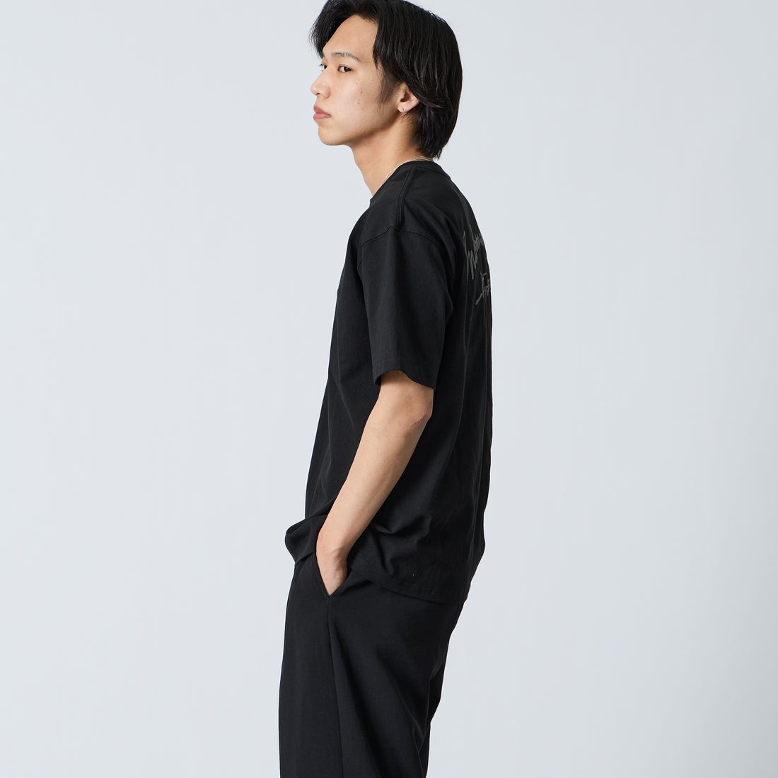 MANHATTAN PORTAGE [マンハッタンポーテージ] 別注 手描き風ロゴ バックプリントTシャツ [26SSMP-IN79-JF] BLACK &&モデル身長：179cm 着用サイズ：L&&