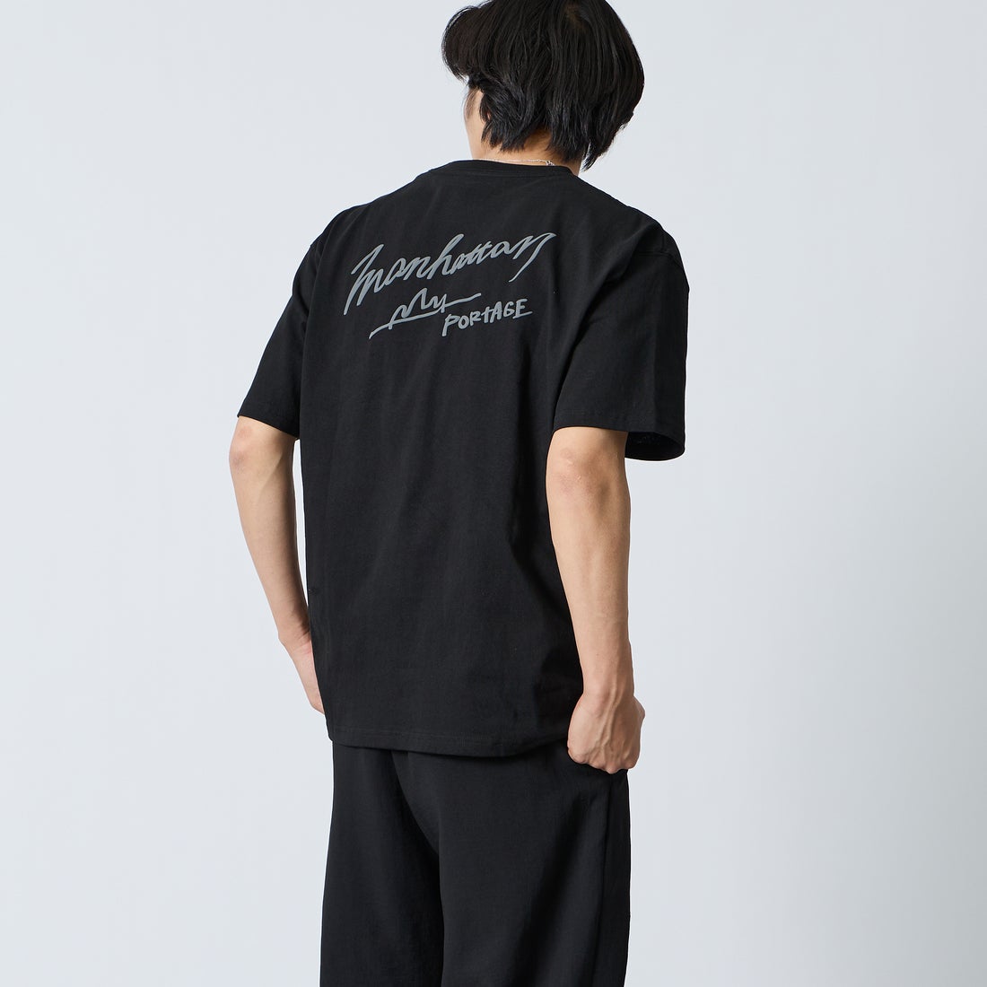 MANHATTAN PORTAGE [マンハッタンポーテージ] 別注 手描き風ロゴ バックプリントTシャツ [26SSMP-IN79-JF] BLACK &&モデル身長：179cm 着用サイズ：L&&
