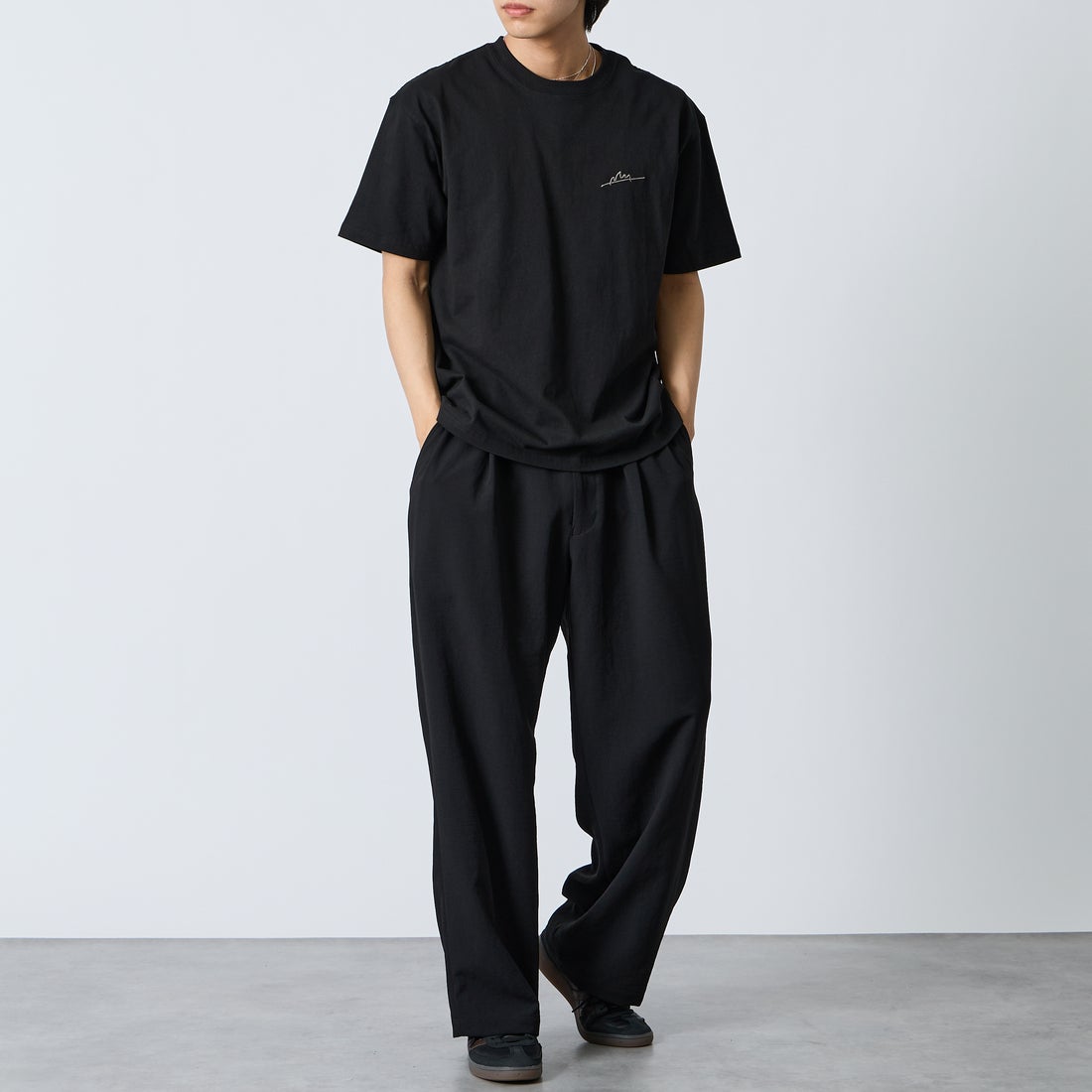 MANHATTAN PORTAGE [マンハッタンポーテージ] 別注 手描き風ロゴ バックプリントTシャツ [26SSMP-IN79-JF] BLACK &&モデル身長：179cm 着用サイズ：L&&