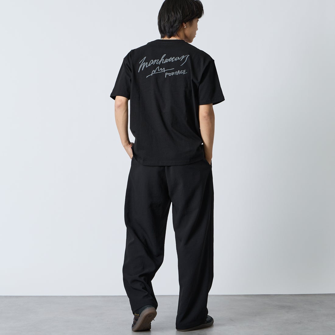 MANHATTAN PORTAGE [マンハッタンポーテージ] 別注 手描き風ロゴ バックプリントTシャツ [26SSMP-IN79-JF] BLACK &&モデル身長：179cm 着用サイズ：L&&