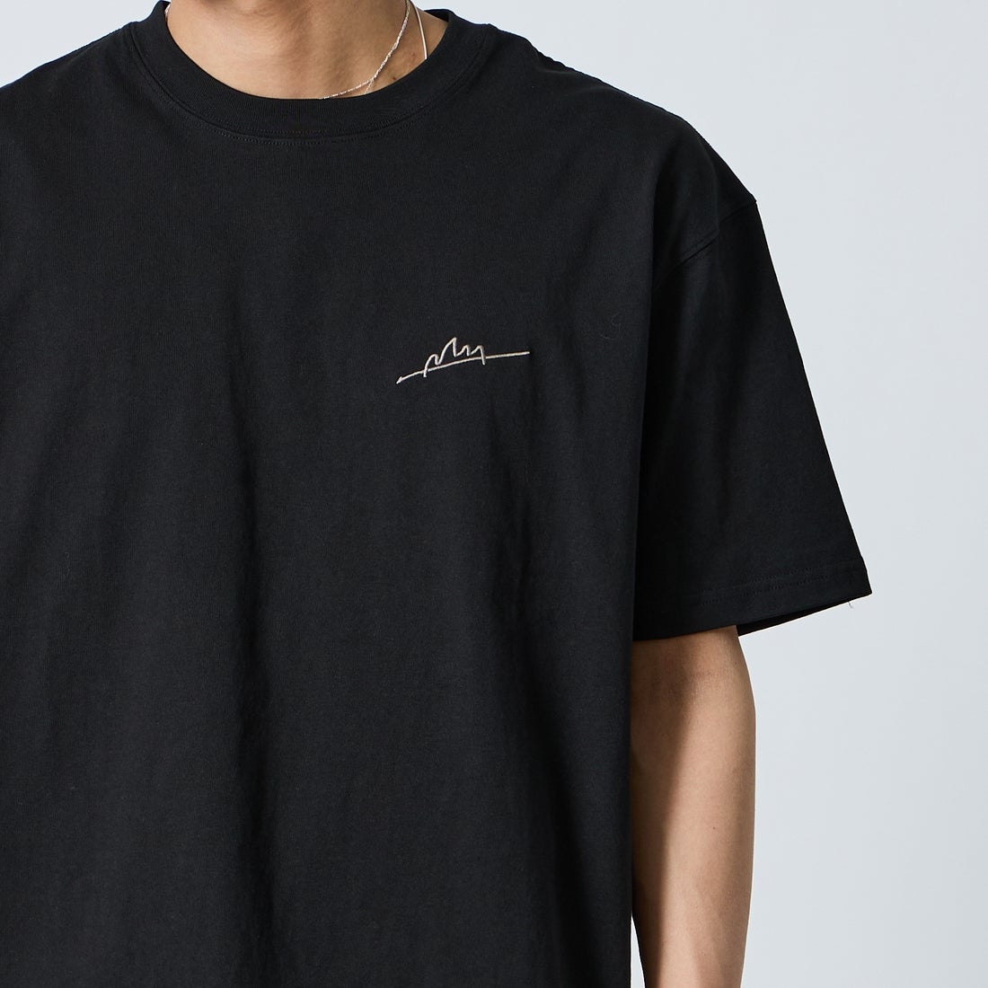 MANHATTAN PORTAGE [マンハッタンポーテージ] 別注 手描き風ロゴ バックプリントTシャツ [26SSMP-IN79-JF] BLACK &&モデル身長：179cm 着用サイズ：L&&