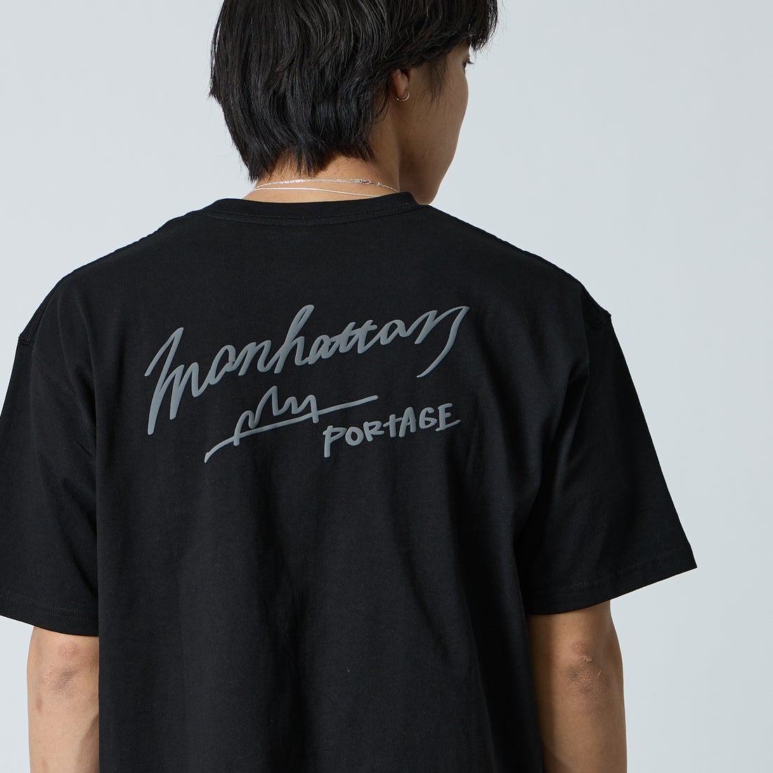 MANHATTAN PORTAGE [マンハッタンポーテージ] 別注 手描き風ロゴ バックプリントTシャツ [26SSMP-IN79-JF] BLACK &&モデル身長：179cm 着用サイズ：L&&