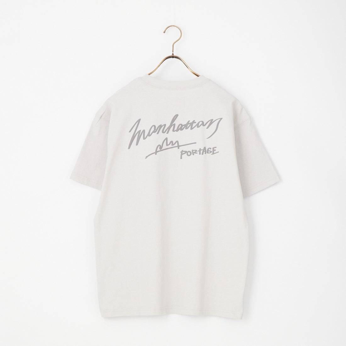 MANHATTAN PORTAGE [マンハッタンポーテージ] 別注 手描き風ロゴ バックプリントTシャツ [26SSMP-IN79-JF] L.GRAY