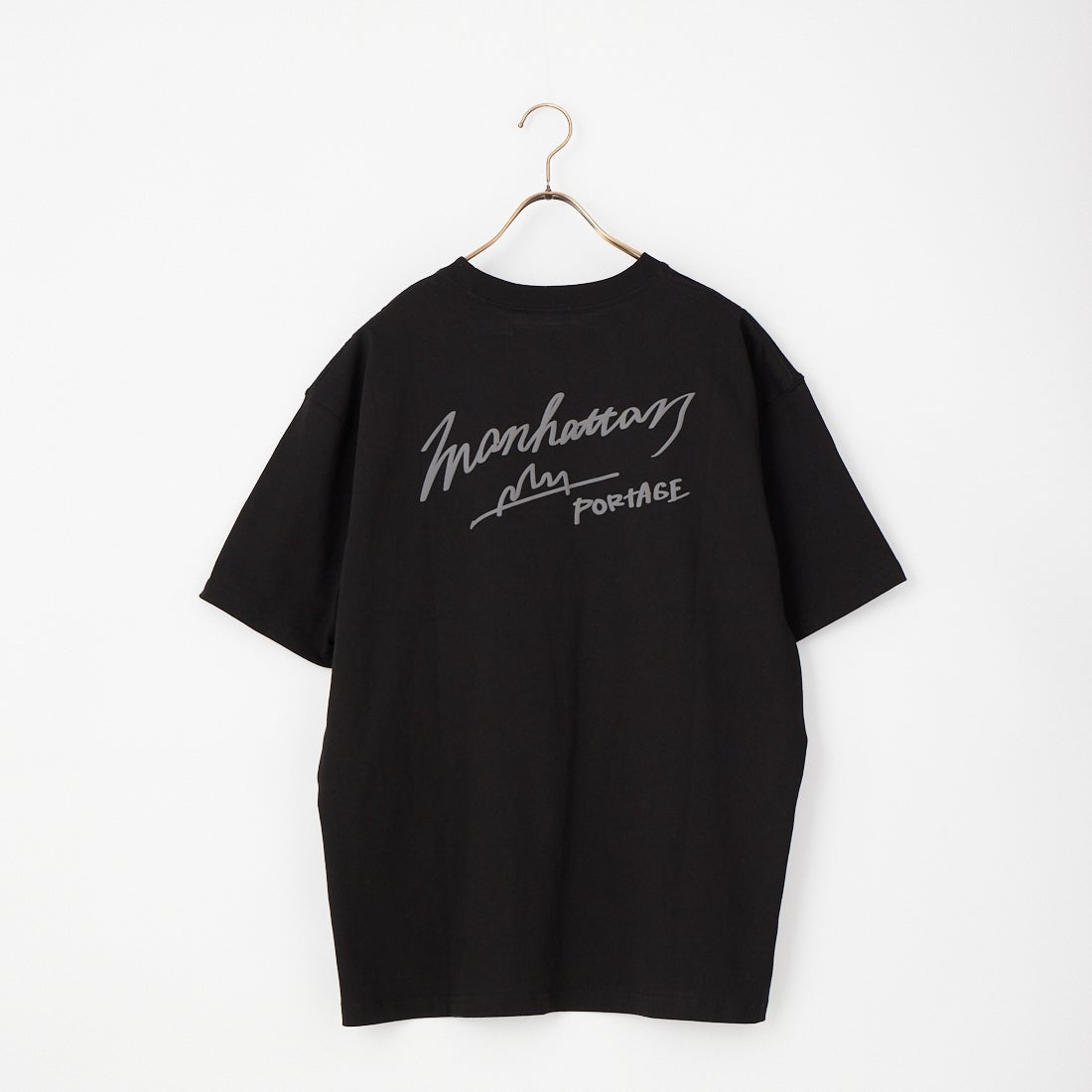 MANHATTAN PORTAGE [マンハッタンポーテージ] 別注 手描き風ロゴ バックプリントTシャツ [26SSMP-IN79-JF] BLACK