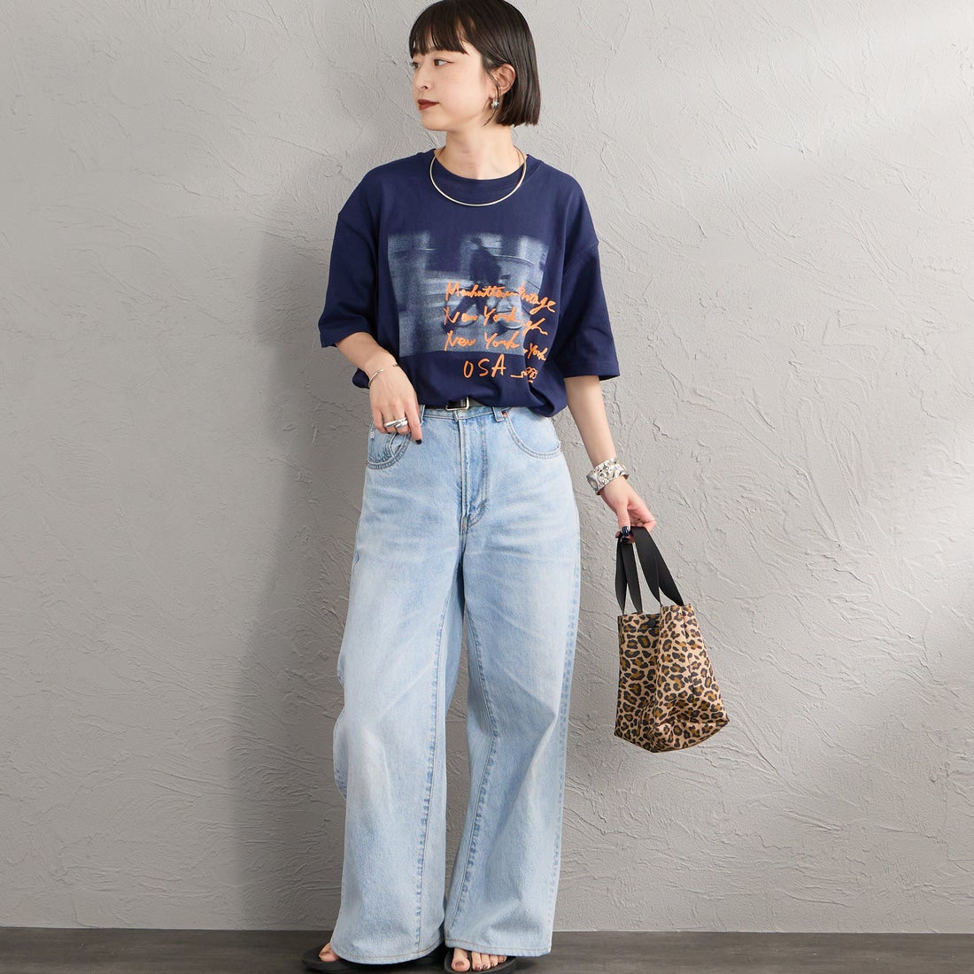 MANHATTAN PORTAGE [マンハッタンポーテージ] 別注 フォトプリントTシャツ [26SSMP-IN82-JF] NAVY &&モデル身長：150cm 着用サイズ：S&&