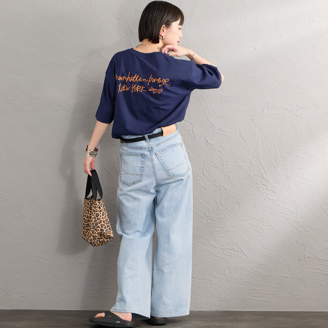 MANHATTAN PORTAGE [マンハッタンポーテージ] 別注 フォトプリントTシャツ [26SSMP-IN82-JF] NAVY &&モデル身長：150cm 着用サイズ：S&&