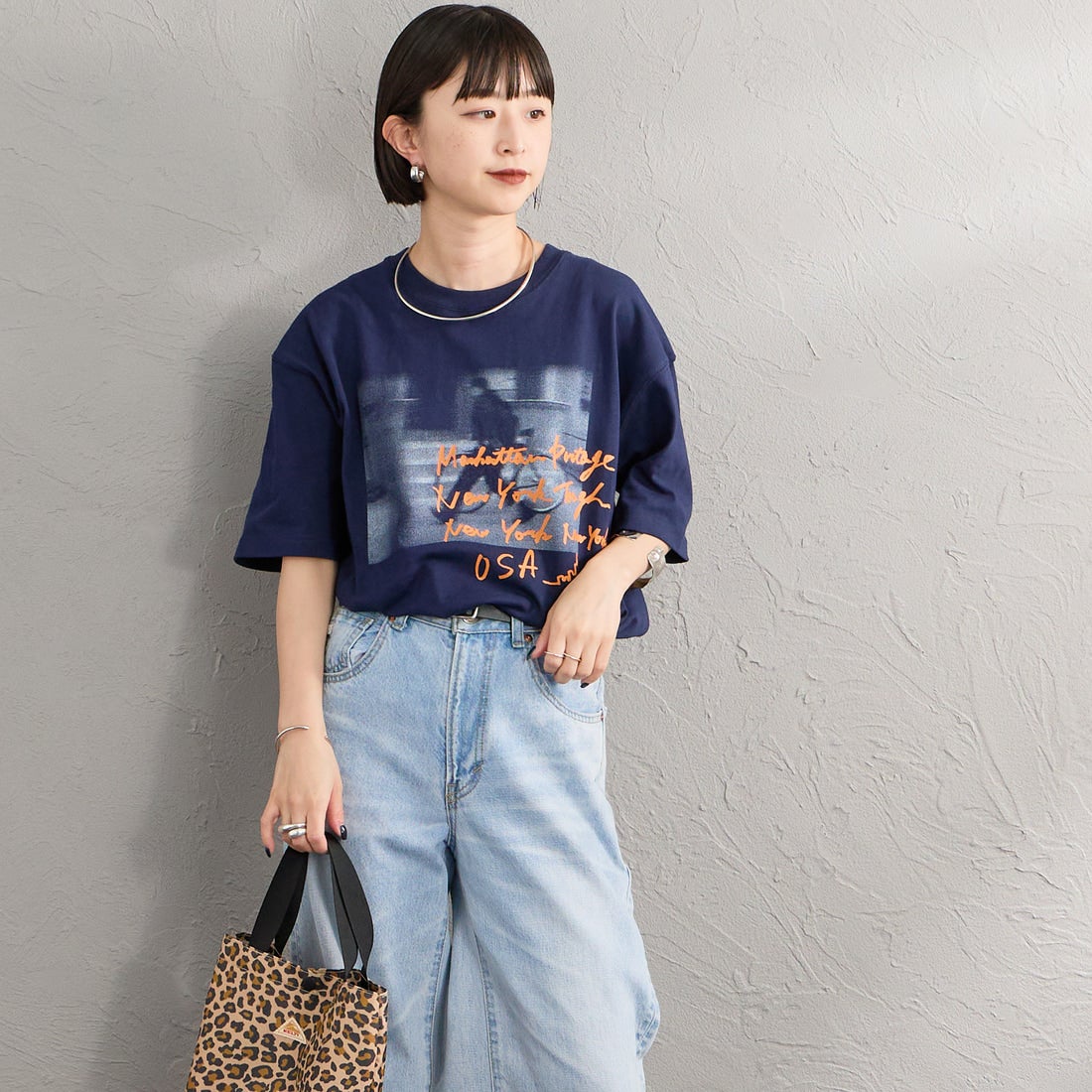 MANHATTAN PORTAGE [マンハッタンポーテージ] 別注 フォトプリントTシャツ [26SSMP-IN82-JF] NAVY &&モデル身長：150cm 着用サイズ：S&&
