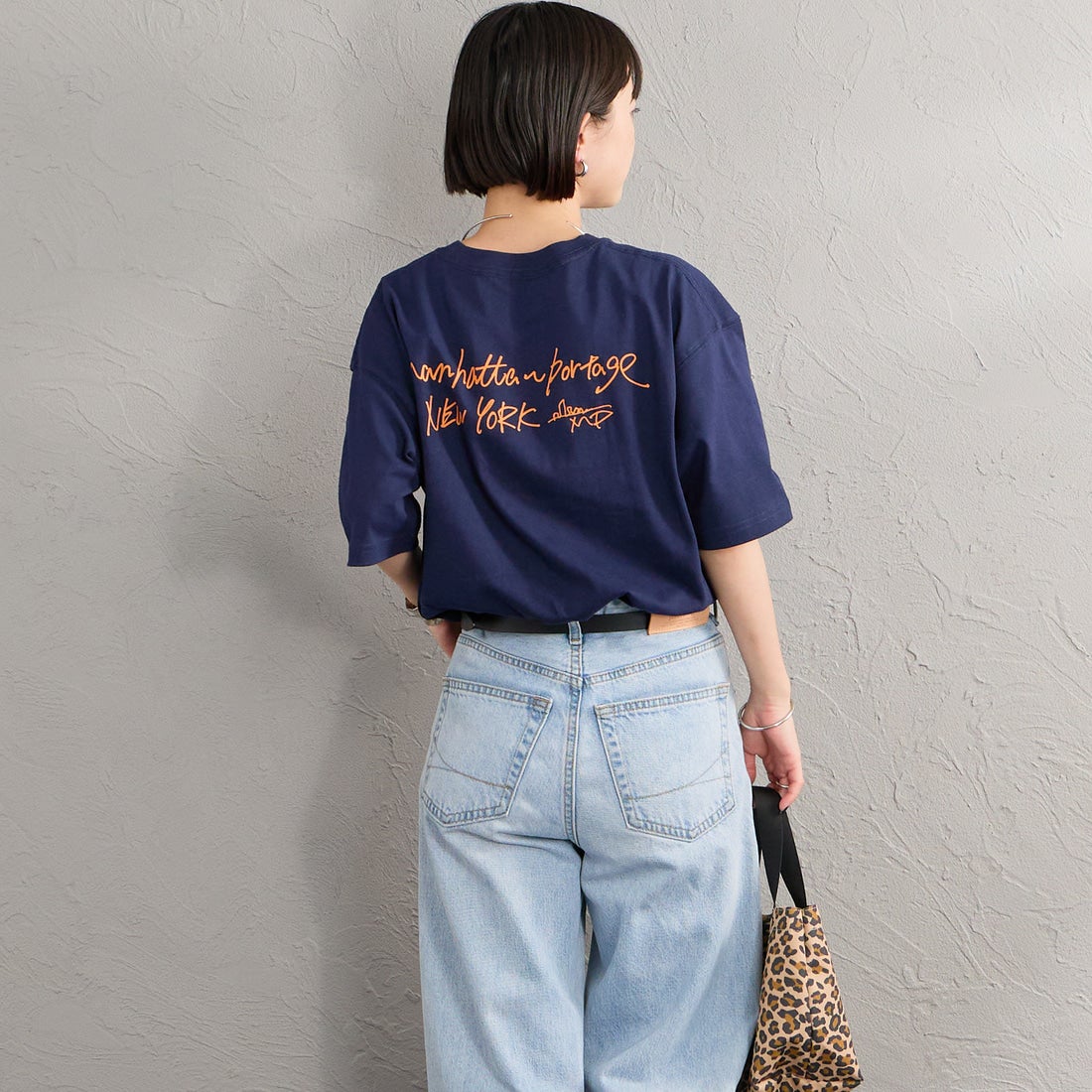 MANHATTAN PORTAGE [マンハッタンポーテージ] 別注 フォトプリントTシャツ [26SSMP-IN82-JF] NAVY &&モデル身長：150cm 着用サイズ：S&&
