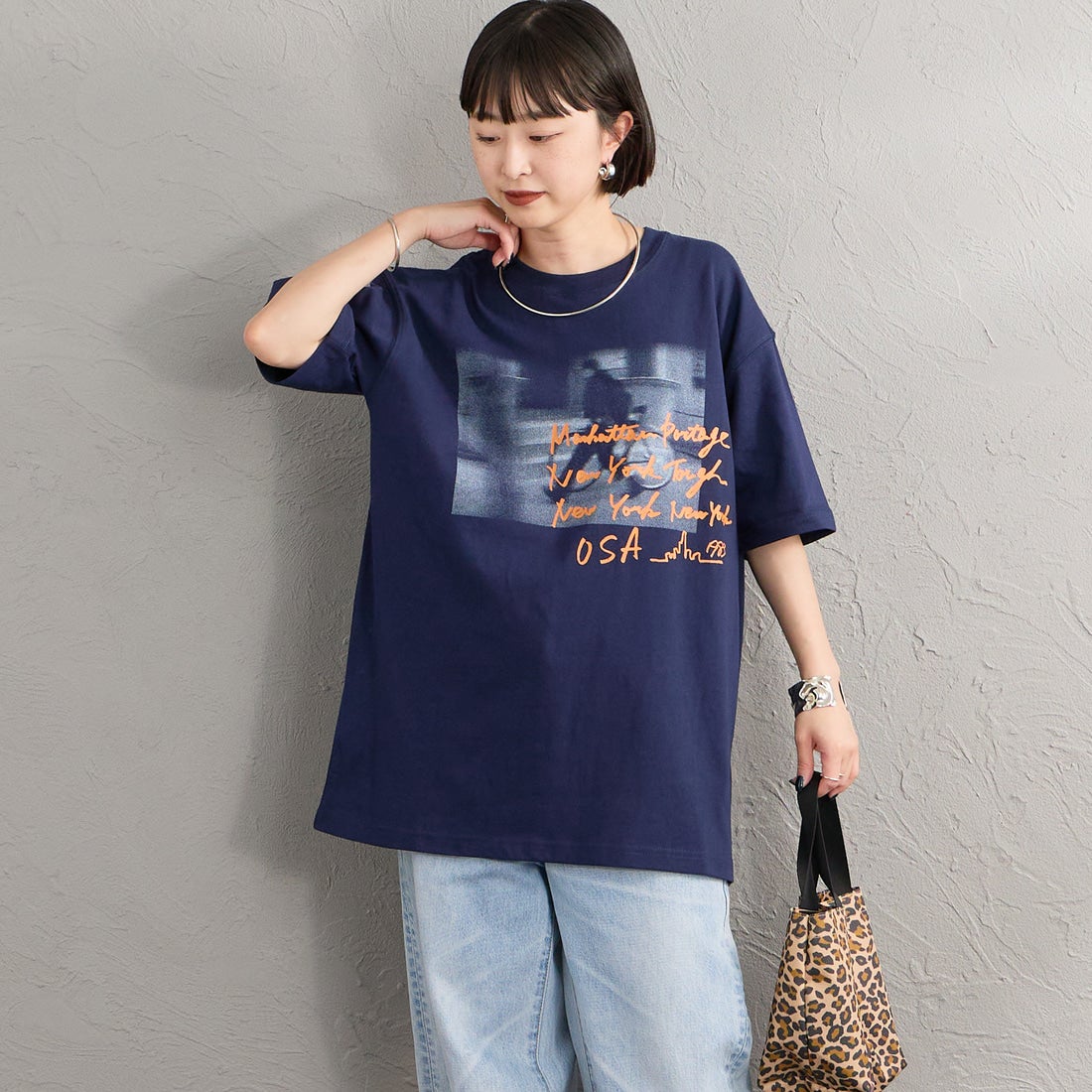 MANHATTAN PORTAGE [マンハッタンポーテージ] 別注 フォトプリントTシャツ [26SSMP-IN82-JF] NAVY &&モデル身長：150cm 着用サイズ：S&&
