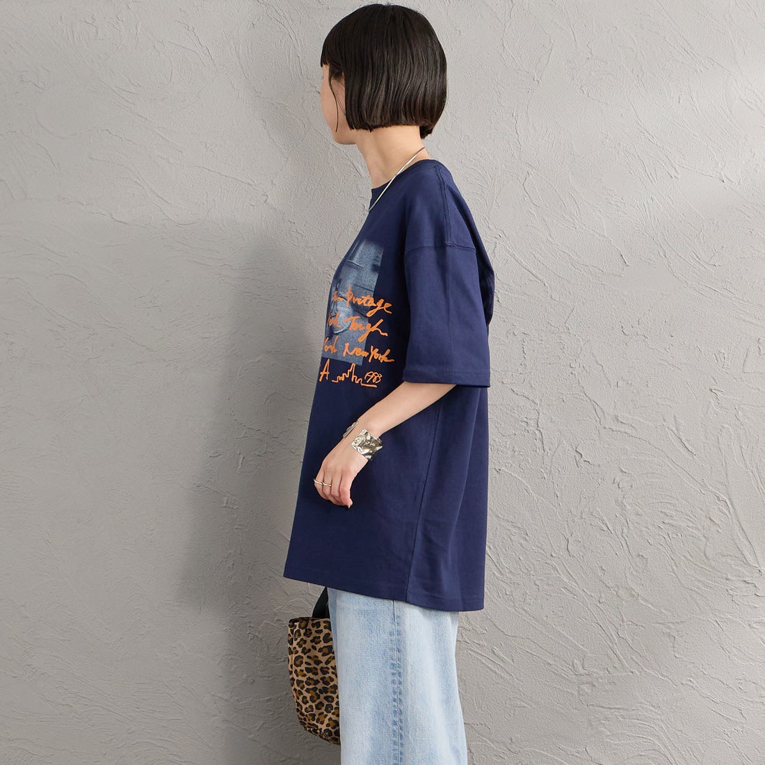 MANHATTAN PORTAGE [マンハッタンポーテージ] 別注 フォトプリントTシャツ [26SSMP-IN82-JF] NAVY &&モデル身長：150cm 着用サイズ：S&&